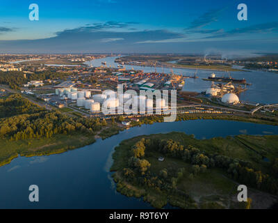 Gas Storage Terminal im Hafen. Ostsee, Fluss Daugava. Antenne, Riga, Latvija. Stockfoto