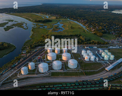 Gas Storage Terminal im Hafen. Ostsee, Fluss Daugava. Antenne, Riga, Latvija. Stockfoto