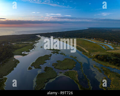 Das alte Flussbett des Flusses Daugava. Der Golf von Riga, Ansicht von oben. Antenne, Drohne. Stockfoto