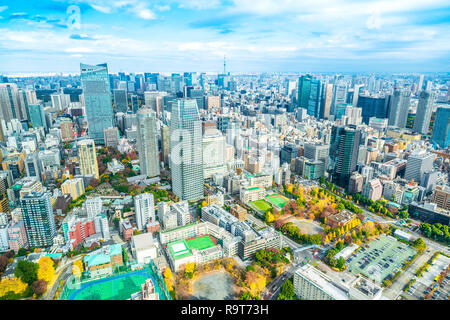 Asien Business Konzept für Immobilien und Corporate Bau - Panoramablick auf die City Skyline Luftbild unter strahlend blauen Himmel und die Sonne in Tokio, Ja Stockfoto