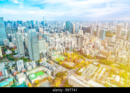 Asien Business Konzept für Immobilien und Corporate Bau - Panoramablick auf die City Skyline Luftbild unter strahlend blauen Himmel und die Sonne in Tokio, Ja Stockfoto