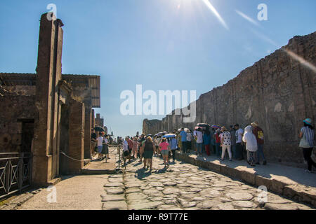 Japanische Touristen, Mützen Regenschirm Regenschirme Vordächer, Sonnenschutz Sun, Pompeji, Italien, touristische Konzept, Travel besuchen Sie erkunden erkunden heißen Tag Sonnenschirm sun Stockfoto