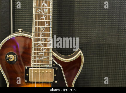 Elektronische Gitarre vor isolierten eines Verstärkers Stockfoto