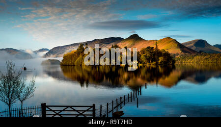 Derwentwater im Lake District National Park mit Blick auf das Derwent Isle Catbells und über den See bei Sonnenaufgang Stockfoto