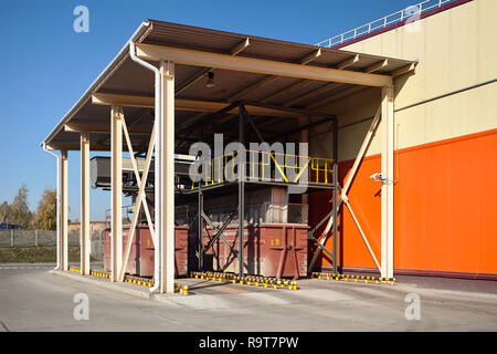 Moderne Mülltrennung und Recycling. Ort der Müllcontainer Sendung mit Video Surveillance System industrielle Landschaft mit Copyspace. Stockfoto