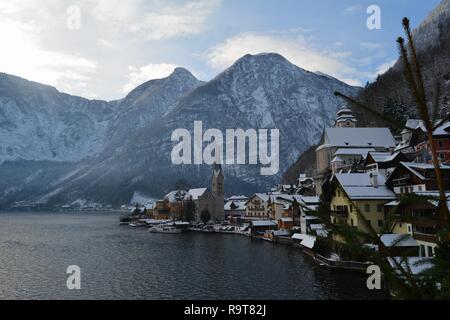 Snowy Hallstatt, Österreich. Blick vom See. Stockfoto