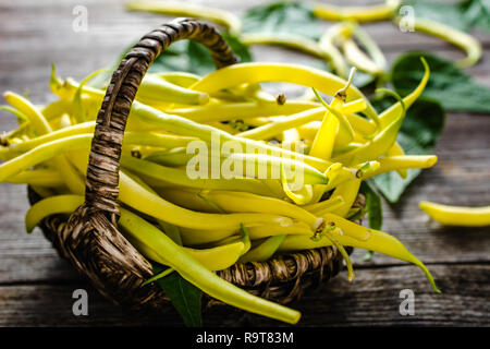 Frische gelbe Bohne, organisches Gemüse auf Bauernmarkt, frisch geernteten Bohnen auf hölzernen Hintergrund Stockfoto