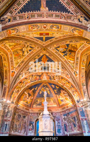 SIENA, Italien - 11. JUNI 2018: Fresken und das Taufbecken im Siena Baptisterium San Giovanni in Siena in der Toskana Italien Stockfoto