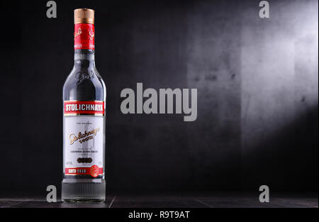 POZNAN, Polen - 15.November 2018: Flasche Stolichnaya, populäre Marke des russischen Wodka aus Weizen und Roggen Getreide Stockfoto