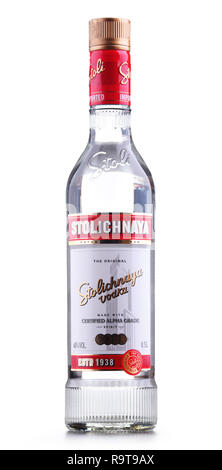 POZNAN, Polen - 15.November 2018: Flasche Stolichnaya, populäre Marke des russischen Wodka aus Weizen und Roggen Getreide Stockfoto