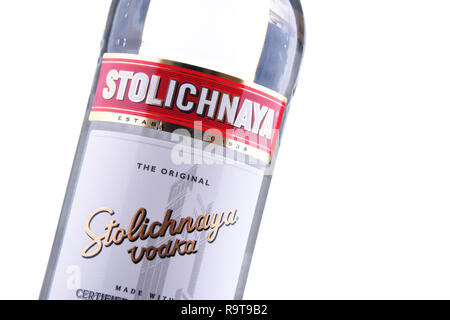 POZNAN, Polen - 15.November 2018: Flasche Stolichnaya, populäre Marke des russischen Wodka aus Weizen und Roggen Getreide Stockfoto