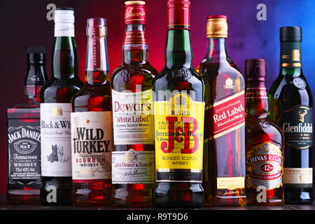 POZNAN, Polen - 16.November 2018: Flaschen mehrere globale Whiskey Marken, zu den beliebtesten Spirituosen in der Welt. Stockfoto