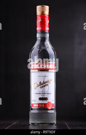 POZNAN, Polen - 15.November 2018: Flasche Stolichnaya, populäre Marke des russischen Wodka aus Weizen und Roggen Getreide Stockfoto