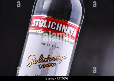 POZNAN, Polen - 15.November 2018: Flasche Stolichnaya, populäre Marke des russischen Wodka aus Weizen und Roggen Getreide Stockfoto