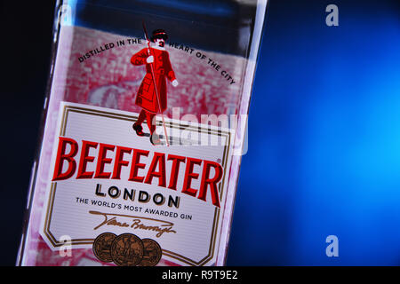 POZNAN, Polen - 29.November 2018: Flasche Beefeater Gin, eine Marke von Gin im Besitz von Pernod Ricard und in Flaschen abgefüllt und in Großbritannien verbreitet, von der Firma Stockfoto