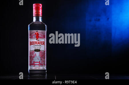 POZNAN, Polen - 29.November 2018: Flasche Beefeater Gin, eine Marke von Gin im Besitz von Pernod Ricard und in Flaschen abgefüllt und in Großbritannien verbreitet, von der Firma Stockfoto