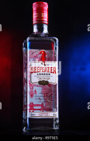 POZNAN, Polen - 29.November 2018: Flasche Beefeater Gin, eine Marke von Gin im Besitz von Pernod Ricard und in Flaschen abgefüllt und in Großbritannien verbreitet, von der Firma Stockfoto