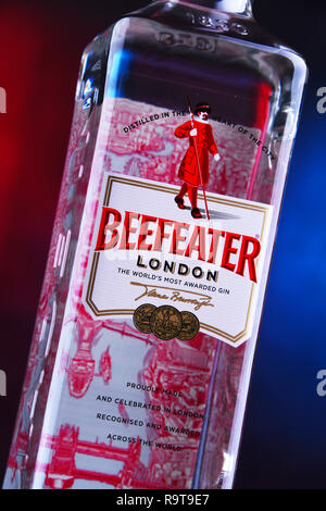 POZNAN, Polen - 29.November 2018: Flasche Beefeater Gin, eine Marke von Gin im Besitz von Pernod Ricard und in Flaschen abgefüllt und in Großbritannien verbreitet, von der Firma Stockfoto