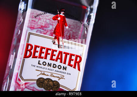 POZNAN, Polen - 29.November 2018: Flasche Beefeater Gin, eine Marke von Gin im Besitz von Pernod Ricard und in Flaschen abgefüllt und in Großbritannien verbreitet, von der Firma Stockfoto