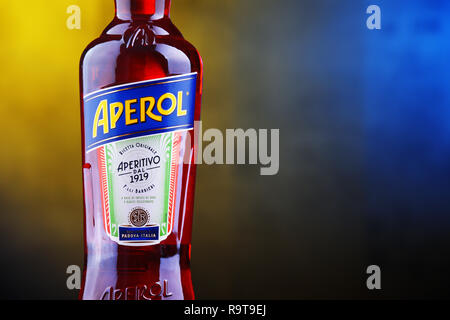POZNAN, POL - 29.November 2018: Flasche Aperol, einem italienischen Aperitif aus Enzian, Rhabarber, und cinchona, wird es von der Campari Company produziert. Stockfoto