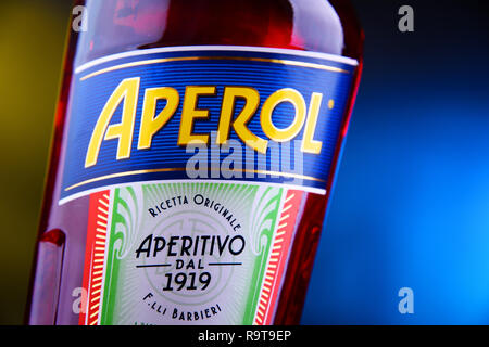 POZNAN, POL - 29.November 2018: Flasche Aperol, einem italienischen Aperitif aus Enzian, Rhabarber, und cinchona, wird es von der Campari Company produziert. Stockfoto