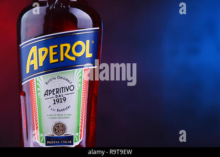POZNAN, POL - 29.November 2018: Flasche Aperol, einem italienischen Aperitif aus Enzian, Rhabarber, und cinchona, wird es von der Campari Company produziert. Stockfoto
