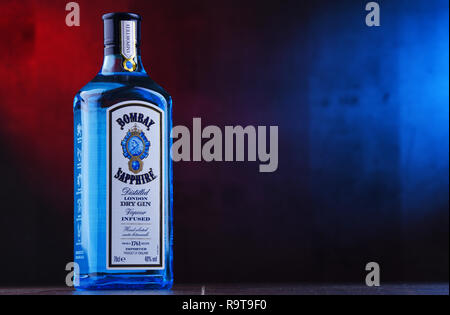 POZNAN, POL - 29.November 2018: Flasche Bombay Sapphire, eine Marke der Gin von Bacardi verteilt. Auf den Markt 1987 eingeführt durch Internationale Destillieren. Stockfoto