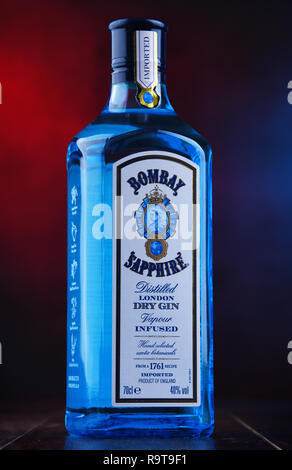 POZNAN, POL - 29.November 2018: Flasche Bombay Sapphire, eine Marke der Gin von Bacardi verteilt. Auf den Markt 1987 eingeführt durch Internationale Destillieren. Stockfoto