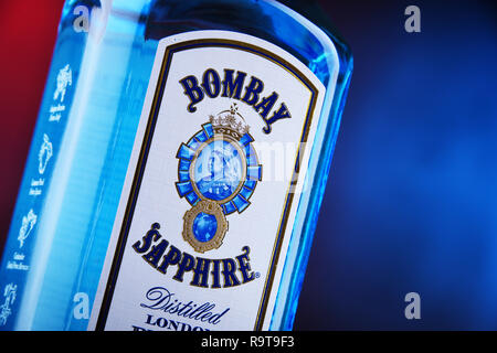 POZNAN, POL - 29.November 2018: Flasche Bombay Sapphire, eine Marke der Gin von Bacardi verteilt. Auf den Markt 1987 eingeführt durch Internationale Destillieren. Stockfoto