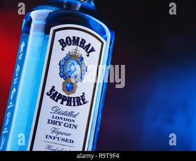 POZNAN, POL - 29.November 2018: Flasche Bombay Sapphire, eine Marke der Gin von Bacardi verteilt. Auf den Markt 1987 eingeführt durch Internationale Destillieren. Stockfoto