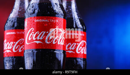 POZNAN, Polen - 29.November 2018: Kunststoffflaschen von Coca-Cola, ein kohlensäurehaltiges Erfrischungsgetränk hergestellt von The Coca-Cola Company mit Sitz in Atlanta, G Stockfoto
