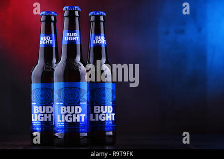 POZNAN, POL - 29.November 2018: Flaschen Bud Light Bier, eine Amerikanische light Bier, von Anheuser-Busch, 1982 eingeführt. Stockfoto