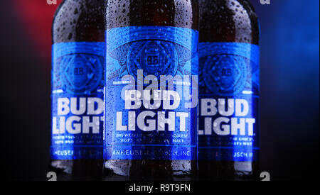 POZNAN, POL - 29.November 2018: Flaschen Bud Light Bier, eine Amerikanische light Bier, von Anheuser-Busch, 1982 eingeführt. Stockfoto