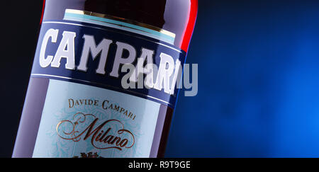 POZNAN, Polen - 29.November 2018: Flasche Campari, ein alkoholisches Getränk mit Kräutern und Früchten (einschließlich chinotto und cascarilla), in 186 erfunden Stockfoto