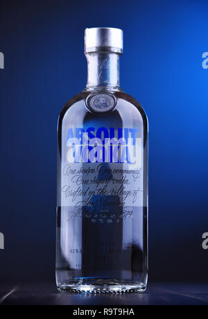 POZNAN, POL - 29.November 2018: Flasche Absolut Wodka, eine Marke von Wodka in Schweden produziert. Der französische Konzern Pernod Ricard gehört es zu den größten Stockfoto