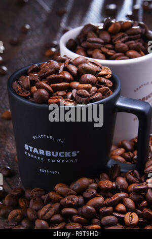 POZNAN, POL - 29.November 2018: Tassen Starbucks, Kaffee und Kaffeehaus Kette, in Seattle, WA gegründet. USA, 1971; jetzt das größte Geschäft der Stockfoto