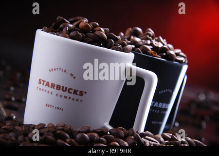 POZNAN, POL - 29.November 2018: Tassen Starbucks, Kaffee und Kaffeehaus Kette, in Seattle, WA gegründet. USA, 1971; jetzt das größte Geschäft der Stockfoto