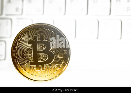 Bitcoin. Cryptocurrency Münzen - bitcoin Digitale cryptocurrencys auf einer Tastatur. Ausgewählte Schwerpunkte Stockfoto