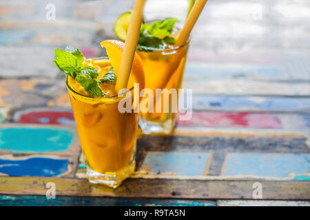 Immune Boosting, anti-entzündliche Smoothie mit Orange und Kurkuma. Detox morgen Saft trinken, sauber Essen Stockfoto