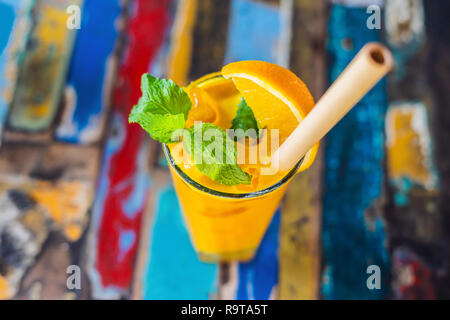 Immune Boosting, anti-entzündliche Smoothie mit Orange und Kurkuma. Detox morgen Saft trinken, sauber Essen Stockfoto