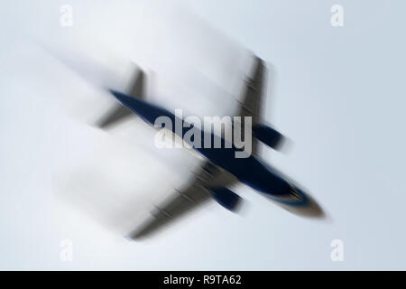 Fliegende Flugzeuge mit explodierenden Aero Engine kurz vor dem Flugzeugabsturz. Flugzeug in den Himmel und die Bewegung. Flugzeug mit Problemen: Konzept - Verschwommenes Bewegung. Stockfoto