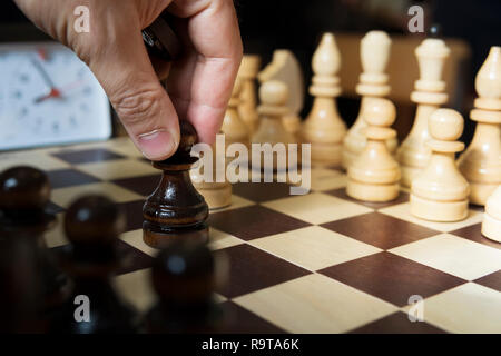 Schach, spielen mit weißen Figuren. schwarze Bauer in der Hand der Beginn einer Partie Schach Stockfoto