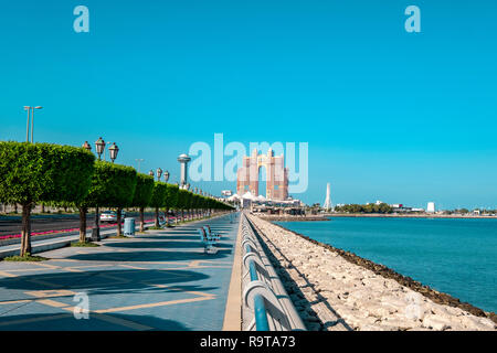 Perspektivische Ansicht der Abu Dhabi Corniche mit Blick auf Marina Insel. Stockfoto