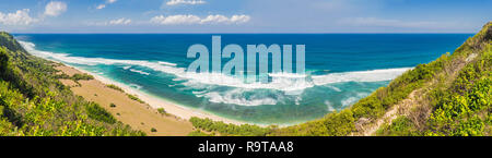 Top Luftaufnahme von Schönheit Bali Beach. Leere Paradies Strand, blaues Meer Wellen in Insel Bali, Indonesien. Von Suluban und Nyang Nyang Ort Stockfoto