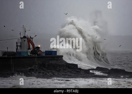 Im Bild: Wellen gegen die Promenade an der Wand durch den Leuchtturm in Porthcawl, South Wales, UK. Dienstag, 18 Dezember 2018 Re: Starker Regen ist für. Stockfoto