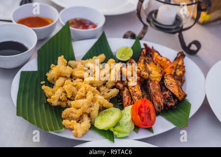 Gebratene Fische für das Mittagessen in der Jimbaran Bay, Bali Stockfoto