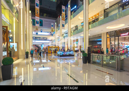 DUBAI, VAE - 12 Nov, 2018: Einkäufer in der Dubai Mall, dem größten Einkaufszentrum der Welt, die auf Gesamtfläche und 6. grösste grob Mietfläche basierend Stockfoto