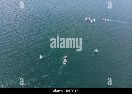 Antenne drone Foto von Teenagern auf kleine Segelboote in der Regatta im Mittelmeer smaragdgrünen Meer konkurrieren Stockfoto