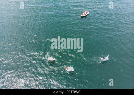 Antenne drone Foto von Teenagern auf kleine Segelboote in der Regatta im Mittelmeer smaragdgrünen Meer konkurrieren Stockfoto