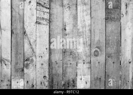 Schwarz und Weiß aus alten Holzbohlen Wand mit zerkratzt, verschmutzt und rustikal auf strukturierte Oberfläche. Abstrakte Natur Hintergrund. Stockfoto